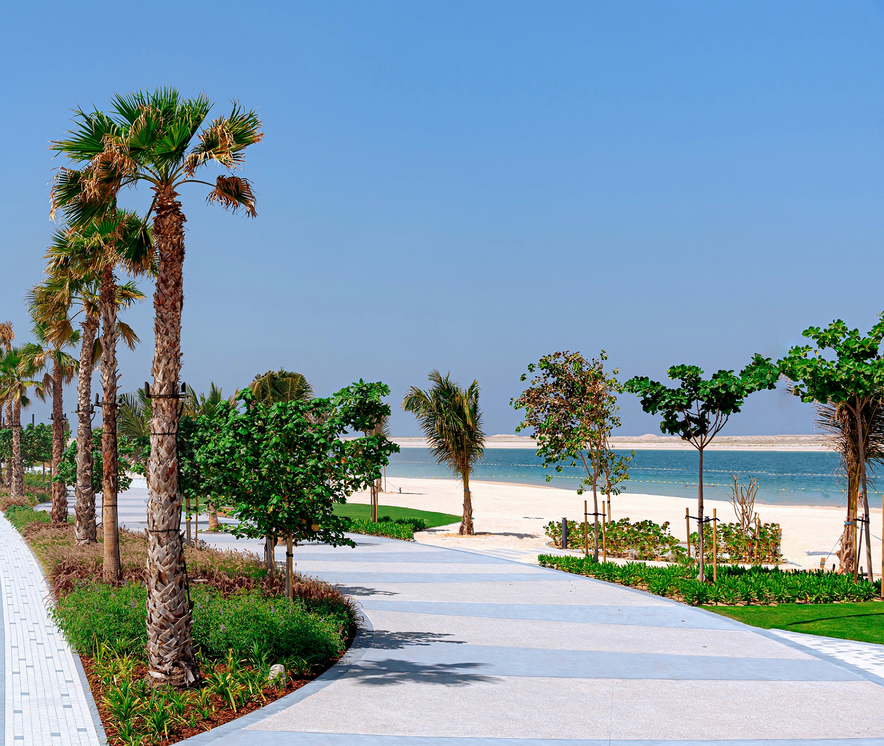 Promenade, sable et mer à Dubai Islands Beach