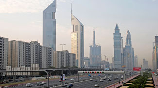 Jaywalker crosses Sheikh Zayed Rd and survives!